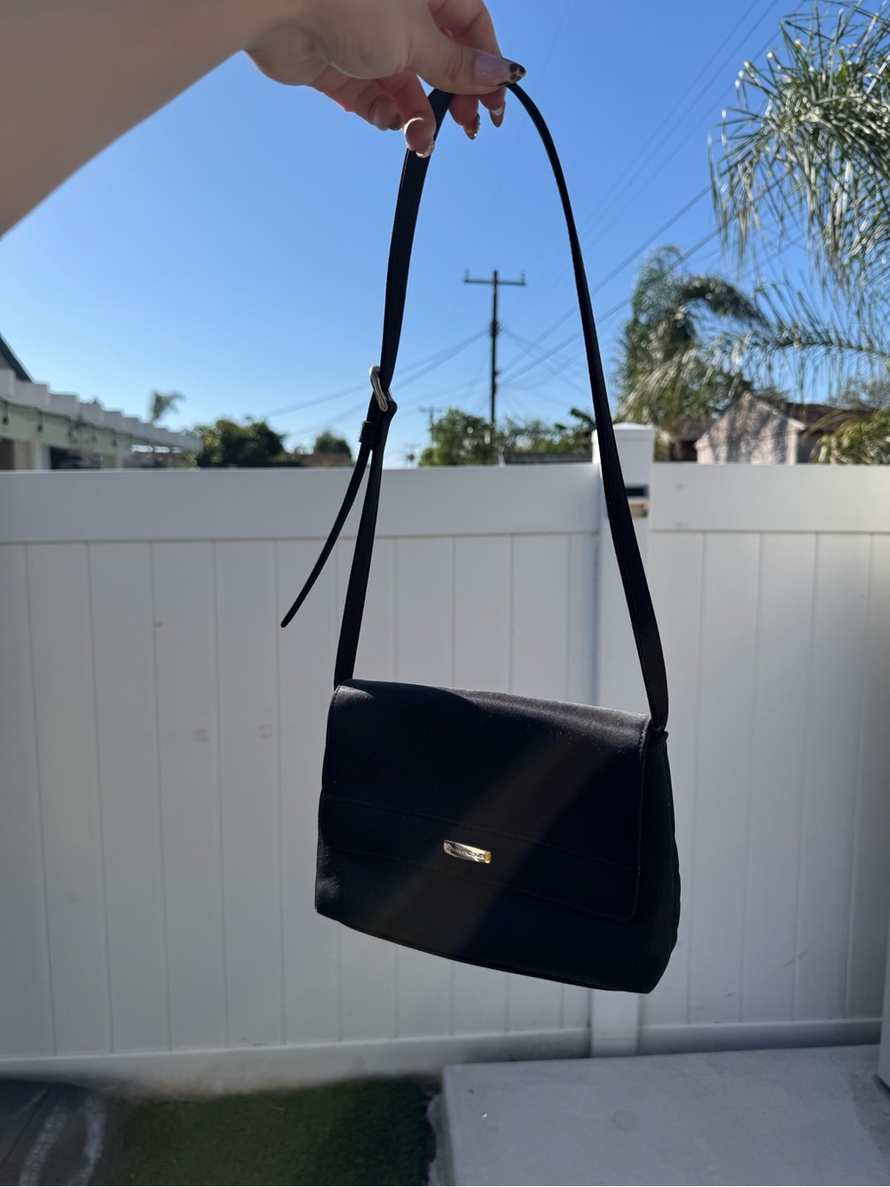 Classic Black Shoulder Bag - Sleek Everyday Carry